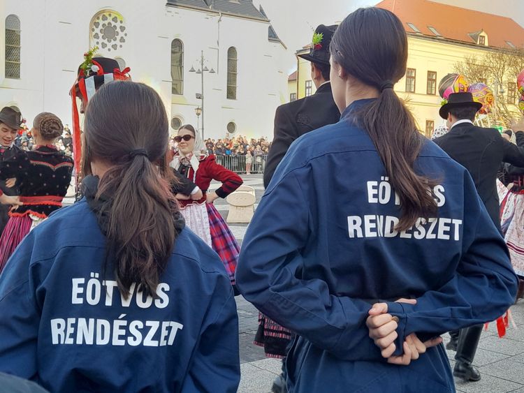 Megint bizonyított az Eötvös – diákok segítették a Farsangoló Kaposvár rendezvény sikerét