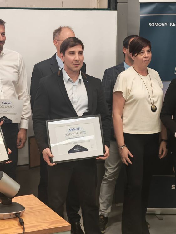 🏆 Hatalmas büszkeség: Iskolánk oktatója lett Somogy legkreatívabb informatikatanára! 🏆