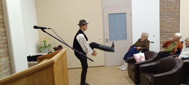 Ünnepi műsorral kedveskedtek kollégistáink karácsony előtt a Magyar Pünkösdi Egyház Szeretetotthonában.