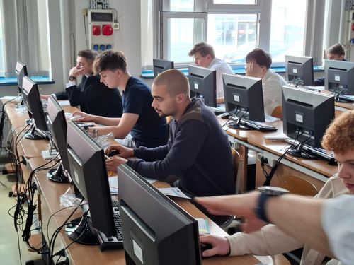 A KSZC Eötvös Loránd Technikum és Kollégium tanulója egy országos verseny döntőjében.