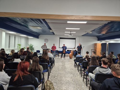 Népi hangszerbemutató és táncház a Jelenlét kollégiumi modellprogram keretében