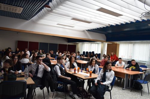 „Ki irányít kit?” – Sikeres volt a IV. Idegennyelvi Prezentációs Verseny az Eötvösben